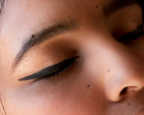 Ghid pentru incepatori: cum sa aplici perfect eyelinerul cu aripi