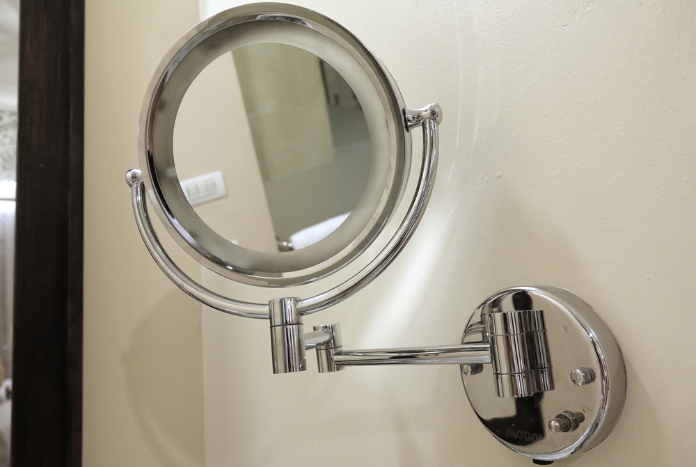 Rolul oglinzilor cosmetice în experiența oaspeților: funcționalitate și estetică