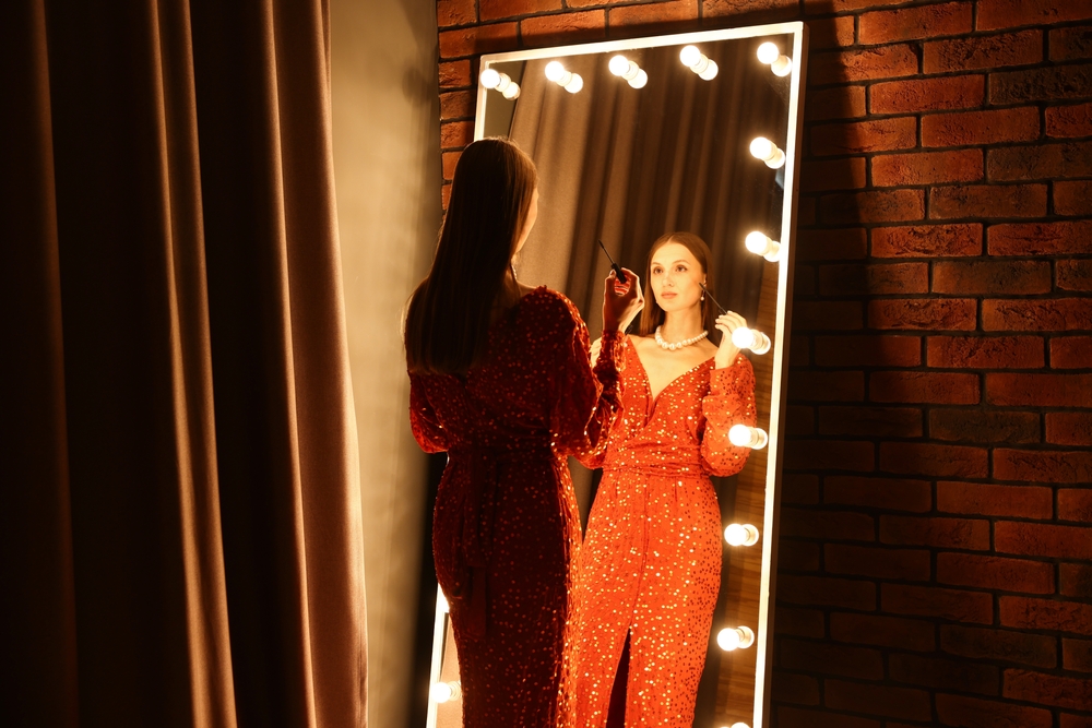 Trucuri de design pentru un dressing luminos și organizat ca la revistă