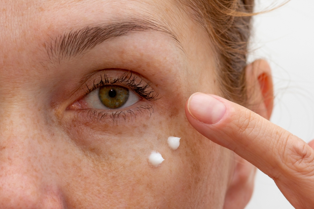 Adio privire obosită: cum alegi corect o cremă de ochi pentru cearcăne și riduri?